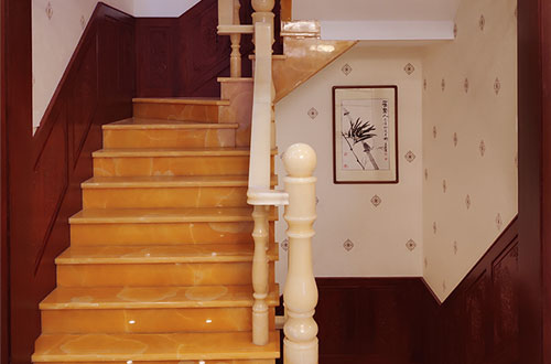 平谷中式别墅室内汉白玉石楼梯的定制安装装饰效果